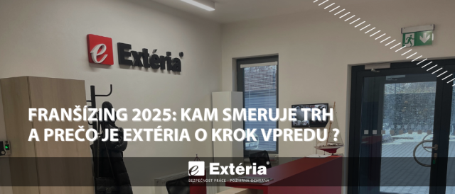 Vstupní prostor kanceláře EXTÉRIA s logem na stěně, recepcí a nápisem o franšízingu v roce 2025.